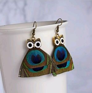 Beautiful peacock feather owl eyes earrings